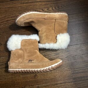Sorel Brown Suede Boots with White Fur